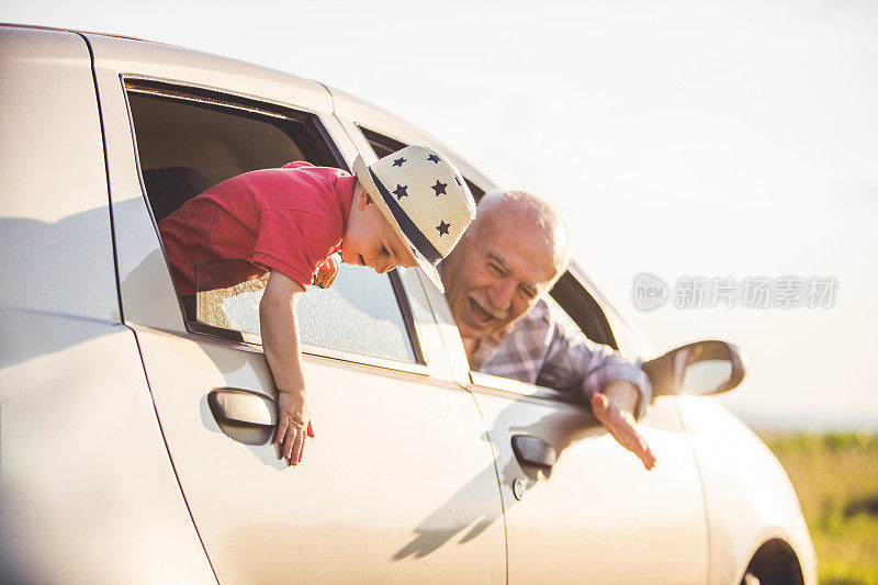爷爷和孙子在车里