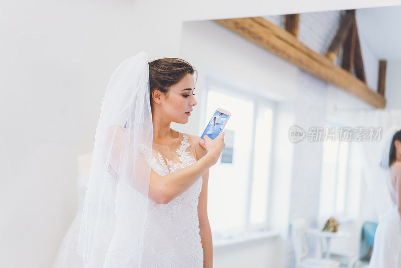 性感的女人在试穿她的婚纱