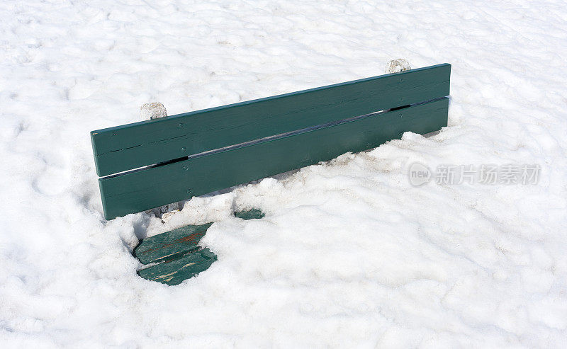 被深雪掩埋的长凳