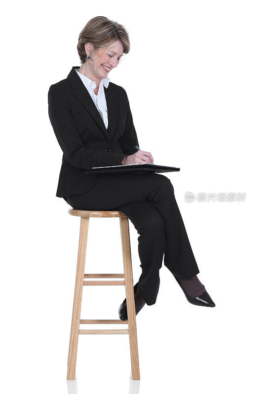 女商人坐在凳子上整理文件