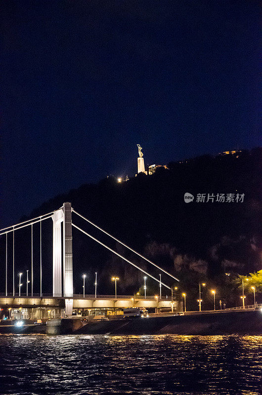 夏夜多瑙河上的链条桥(Szechenyi)