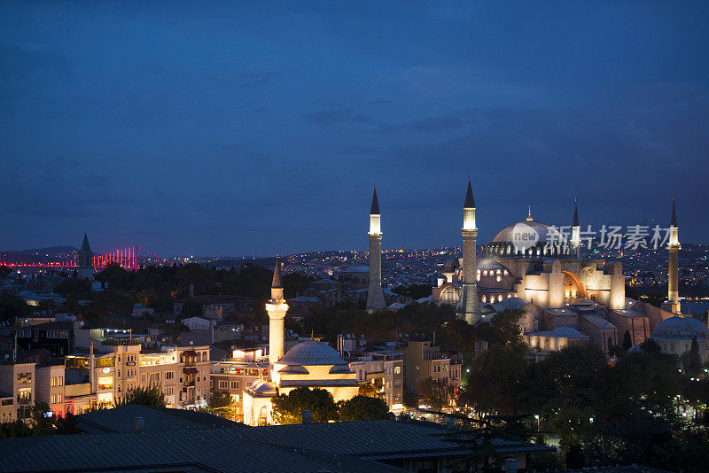 照亮圣索菲亚大教堂，阿亚索非亚黄昏在İstanbul土耳其
