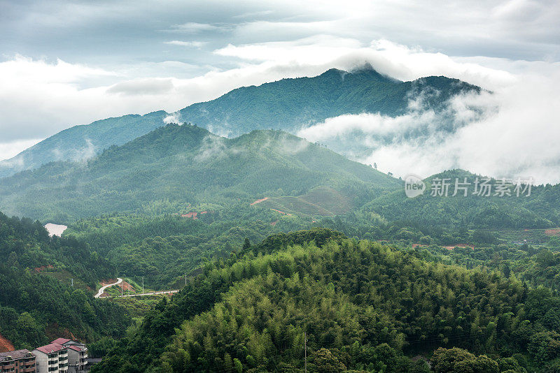 山上的云接近暴雨