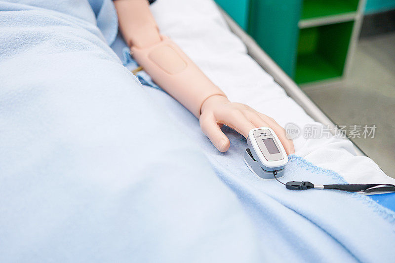 测量血液中氧气的浓度是放在一个娃娃病人身上。用于模拟事件如何使用此机器。