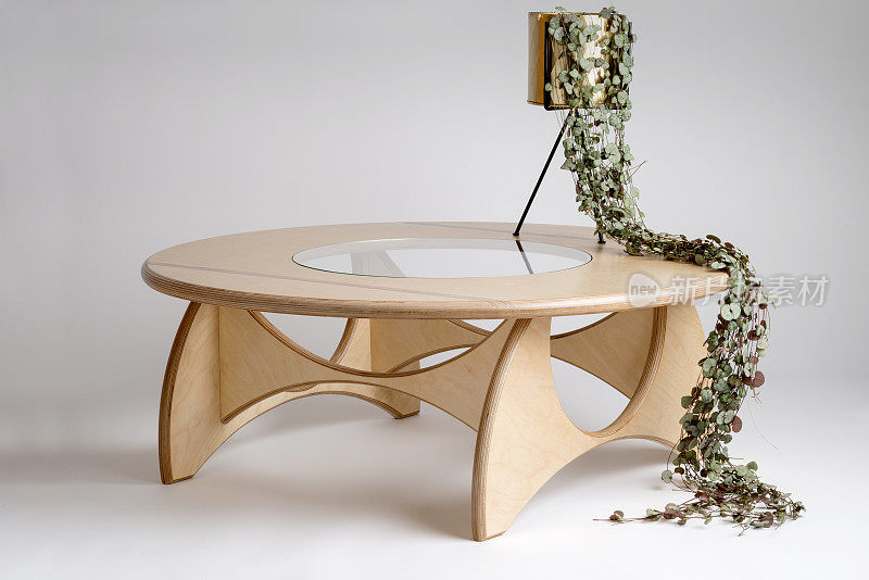 葡萄藤形状的人坐在木制圆桌上