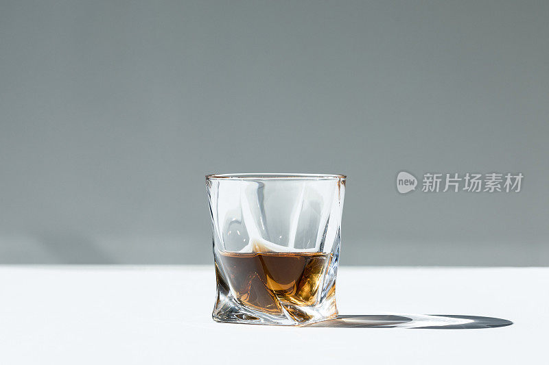 灰色的玻璃杯里的威士忌