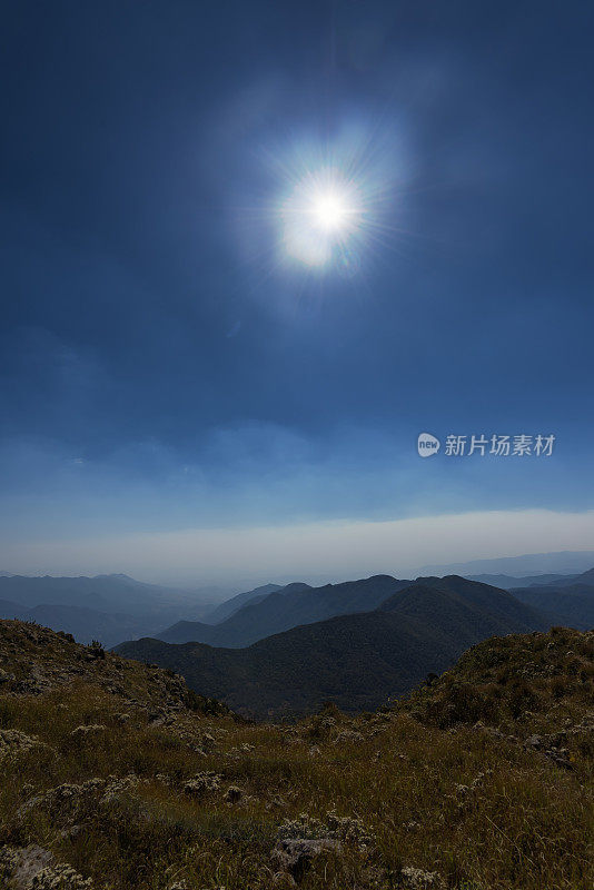 从山间小路看太阳