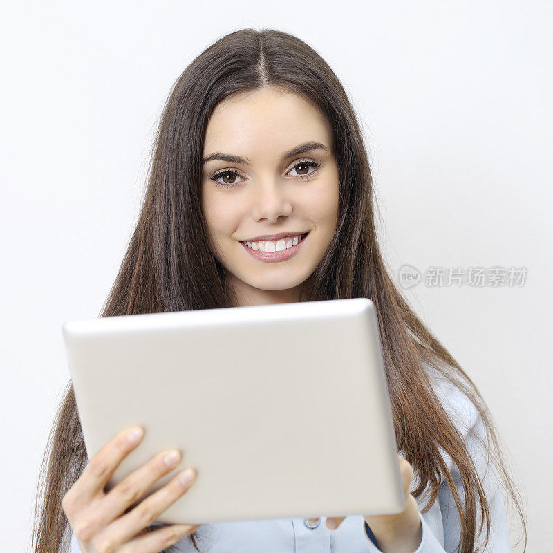 微笑的女人与数字平板电脑隔离在白色的背景