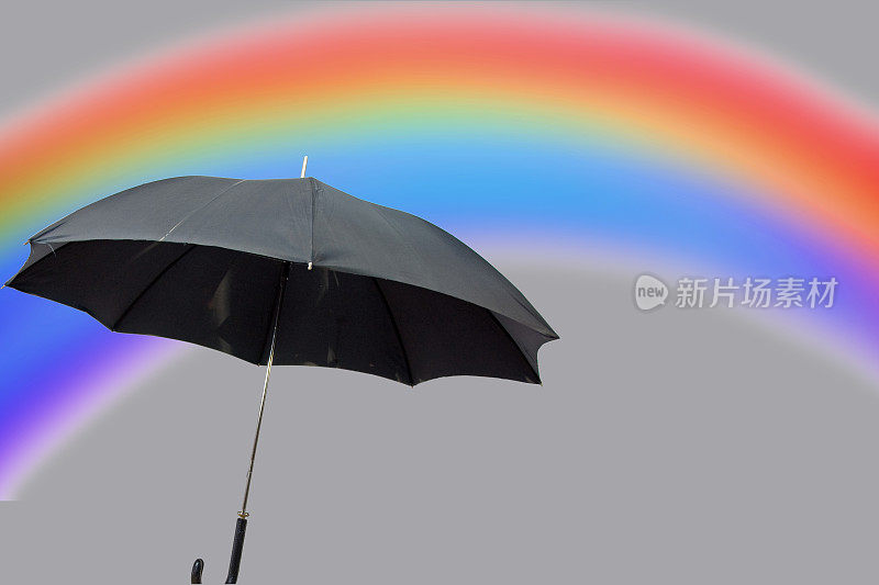 鲜艳的彩色彩虹背景与黑暗的伞