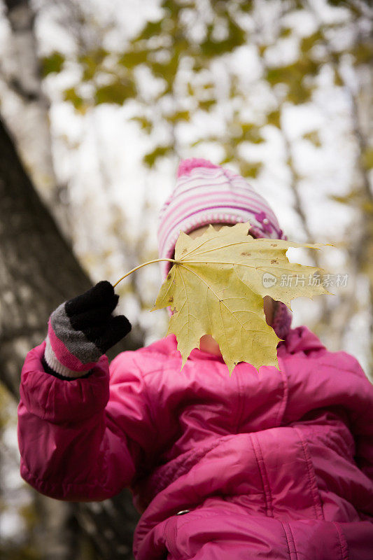 穿着粉红色夹克的顽皮小女孩