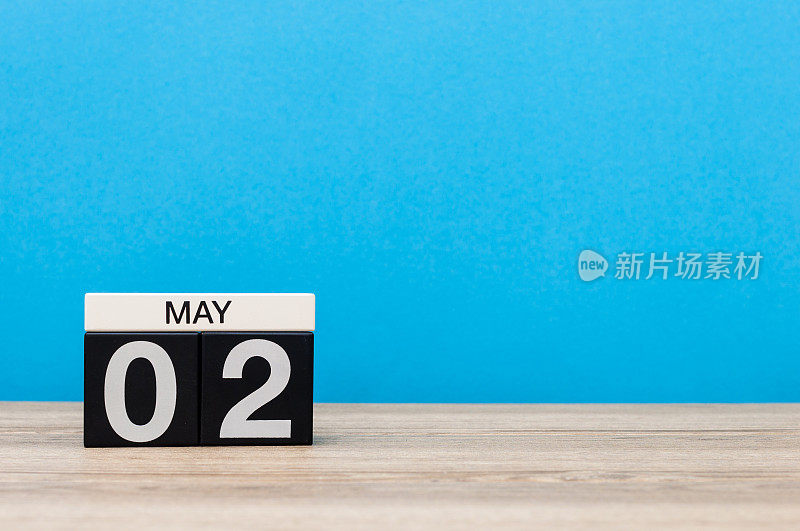 5月2日。月2日，日历在蓝色背景上。春日，空为文字。去年春天月