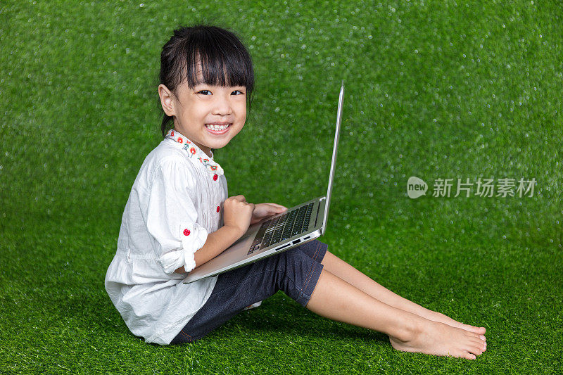 亚洲华人小女孩玩笔记本电脑