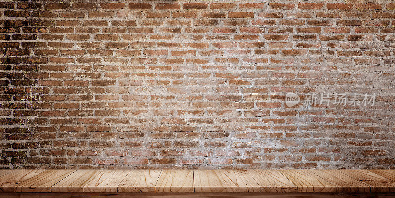 空木桌和垃圾砖墙。