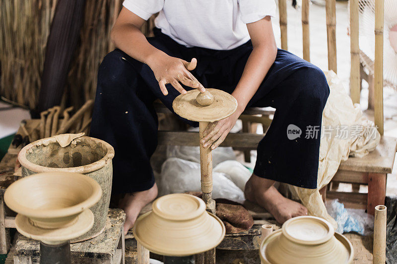 年长亚洲手工陶工手工制作陶罐陶器。
