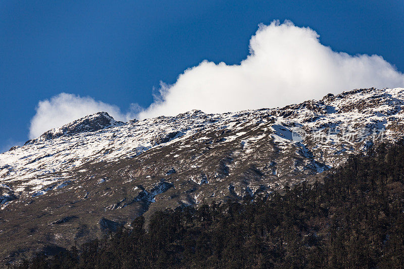 印度北锡金的拉钦，山顶上几乎没有雪和云。