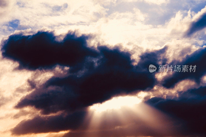 阳光透过云层的低角度视图