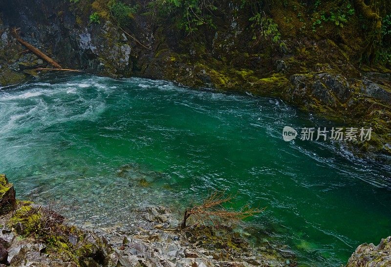 锯木厂瀑布蛋白石池