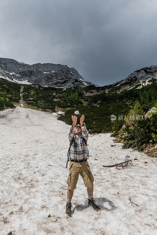 在阿尔卑斯山徒步旅行的高级登山家