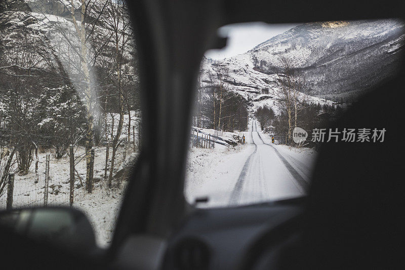 雪中行驶的POV汽车:挪威的群山