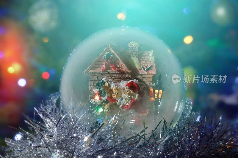 有圣诞老人，孩子和房子的雪球。长时间曝光