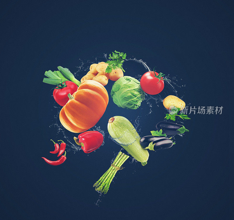飞溅着水的有机食物。食物插图不同的蔬菜和水溅在孤立的黑色背景