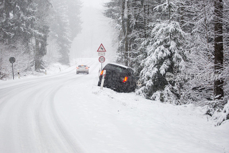 雪覆盖了道路和交通