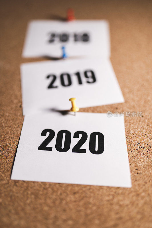 2020年的新年和未来在公告板上