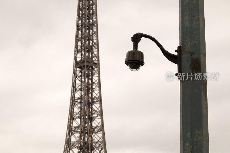 恶劣天气下埃菲尔铁塔前柱子上的监控摄像头