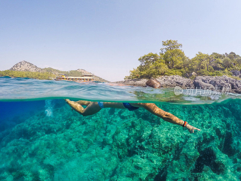 Göbün湾在Göcek。漂浮在海底的女士。