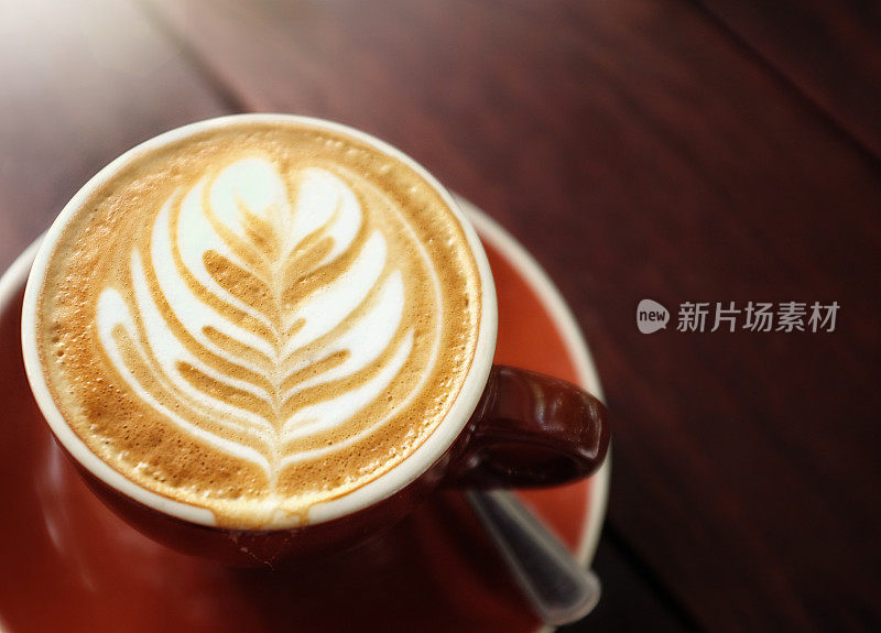 咖啡师在咖啡泡沫上画的漂亮叶子图案