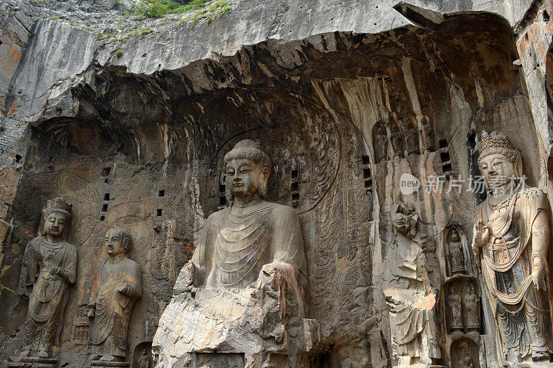 主要佛像围绕龙门石窟在山上