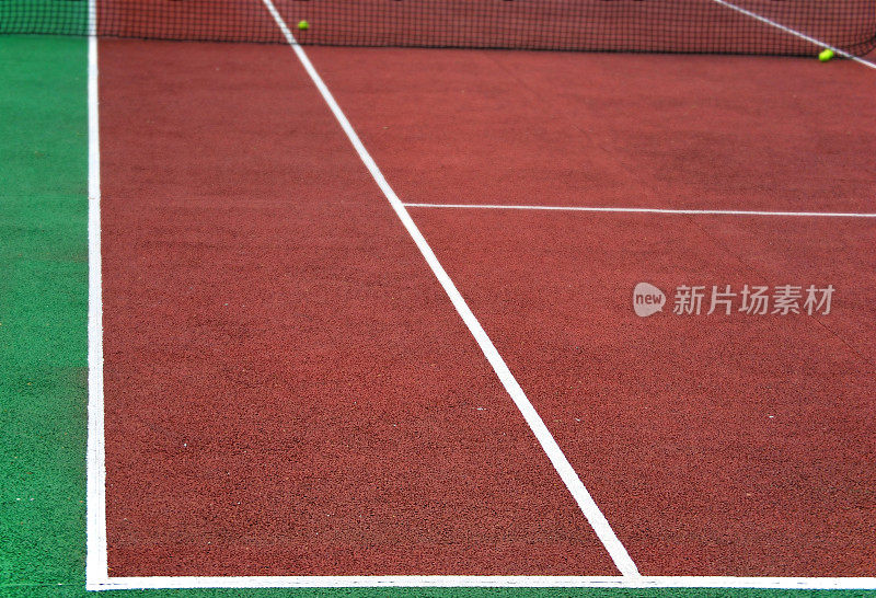 有球和网的网球游乐场