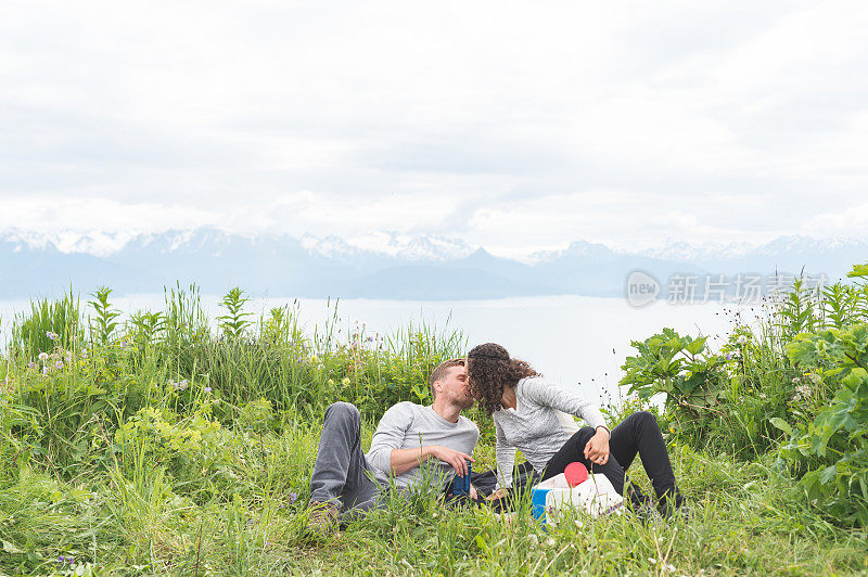 一对年轻夫妇在阿拉斯加一起野餐