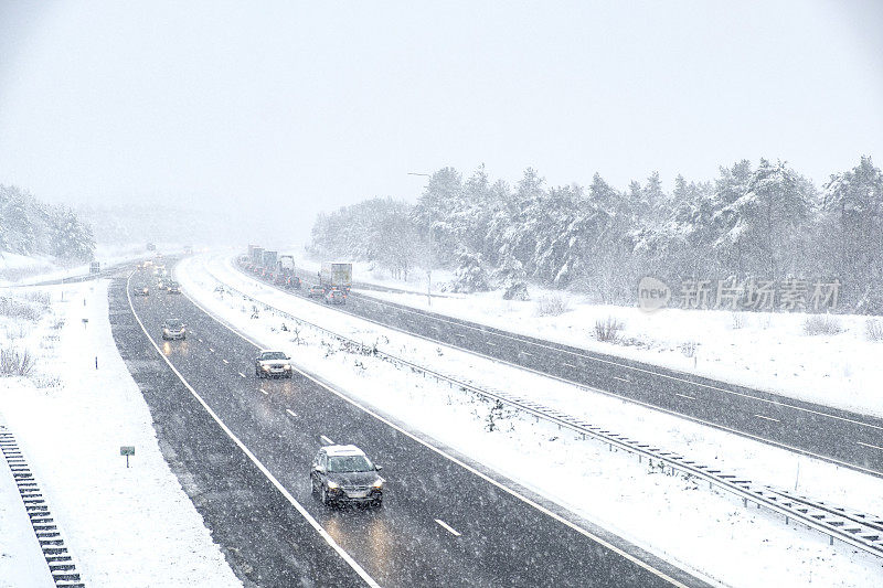 冬季暴风雪期间高速公路上的交通