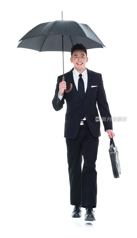 商人拿着伞走路