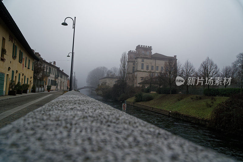 古石拱桥在大雾天气，雾霾的意大利冬天