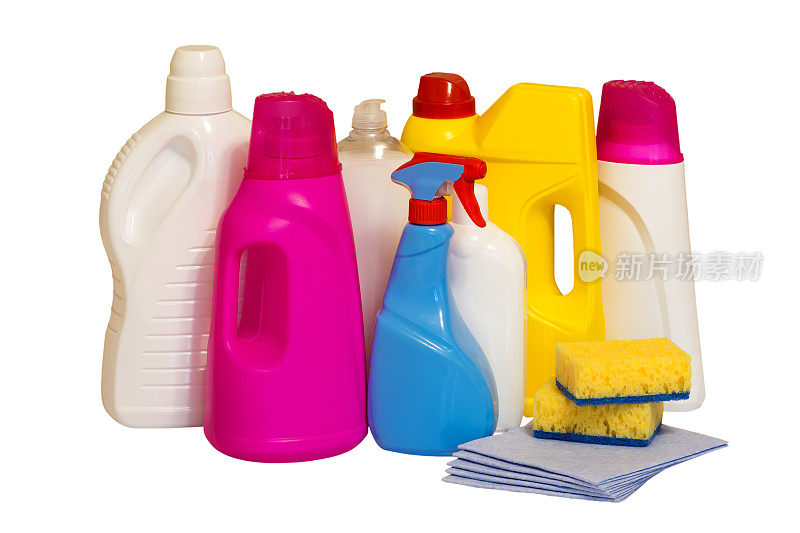 一套多色塑料容器的家庭化学品，清洁产品的家庭使用。孤立的,白色背景。