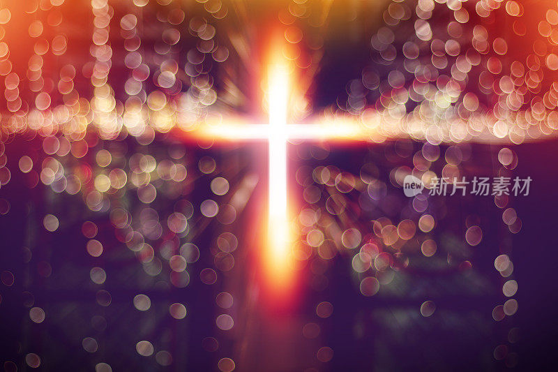 十字架在教堂与光线从彩色玻璃