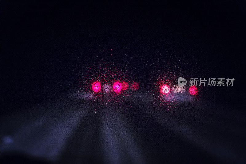 漆黑的冬夜模糊了前面高速公路的交通