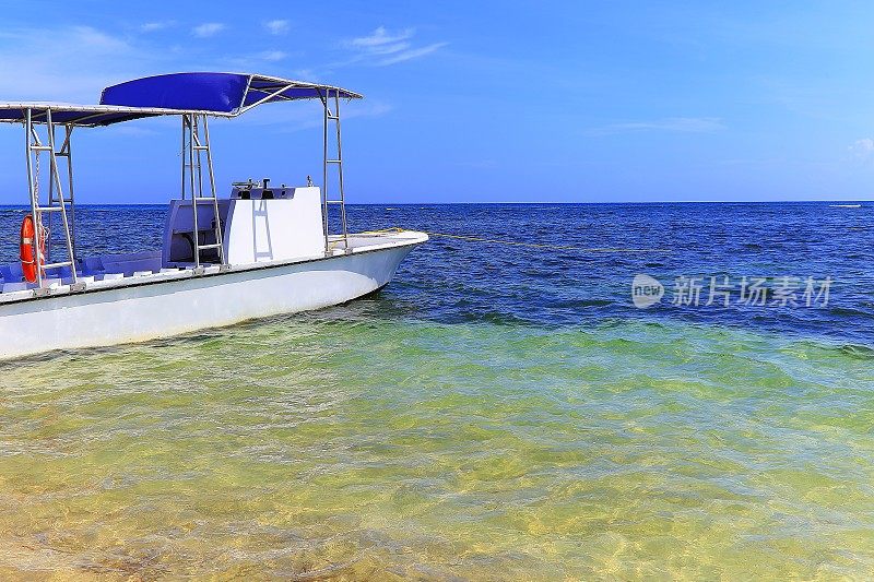 有孤独小船的海滩-蒙特哥湾-牙买加，加勒比海