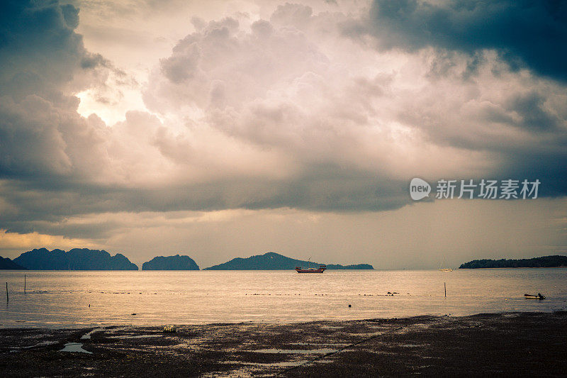 泰国甲米兰大老城雷暴积雨云