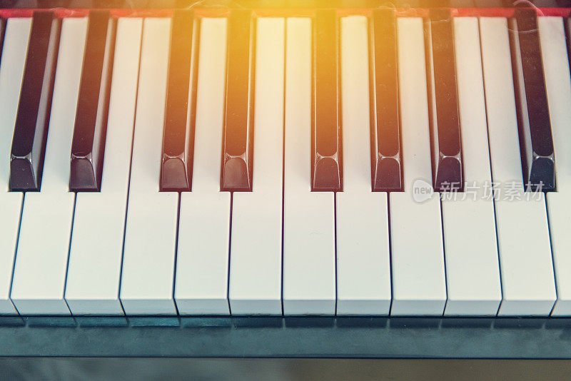 特写钢琴或电子音乐键盘合成器