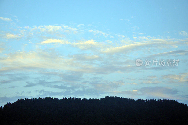 夕阳中的龙泉山