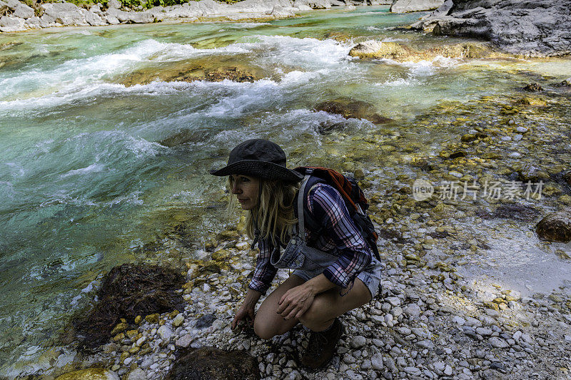 这位年轻女子喜欢这条河So?a, Trenta山谷，Primorska，斯洛文尼亚，欧洲