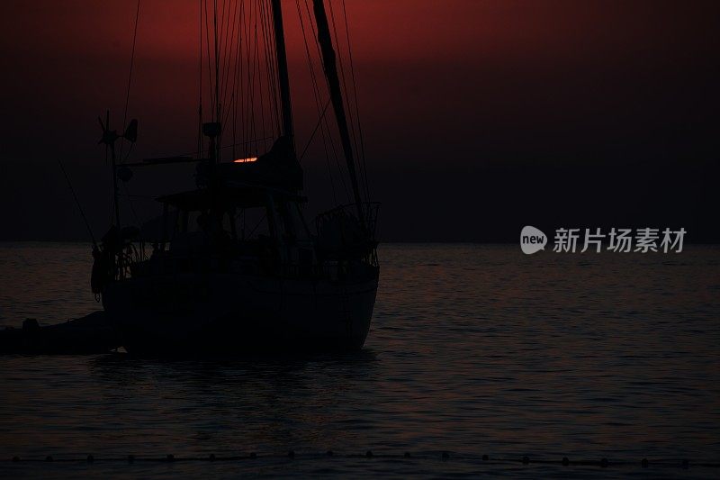 海上的船在夕阳的映衬下