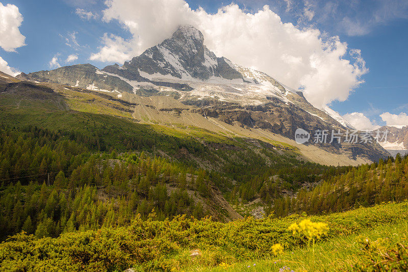 泽马特夏季徒步旅行的风景