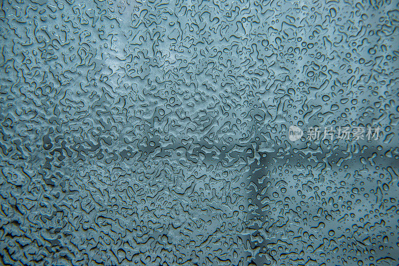 冻雨滴在窗户上