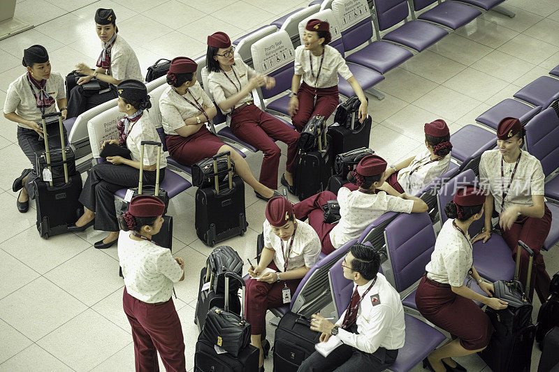 卡塔尔航空公司的机组人员在素万那普机场的登机口。