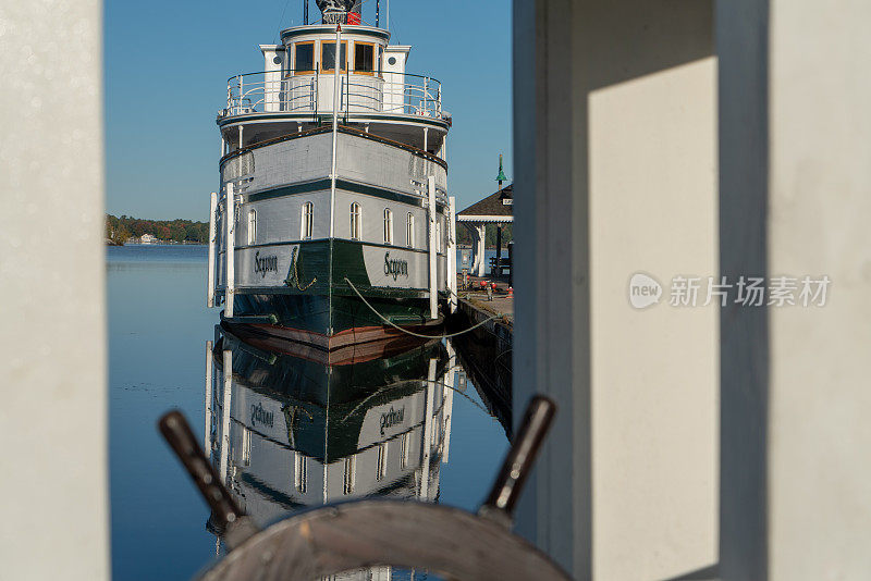 加拿大安大略省马斯科卡湖格拉文赫斯特港的一艘轮船