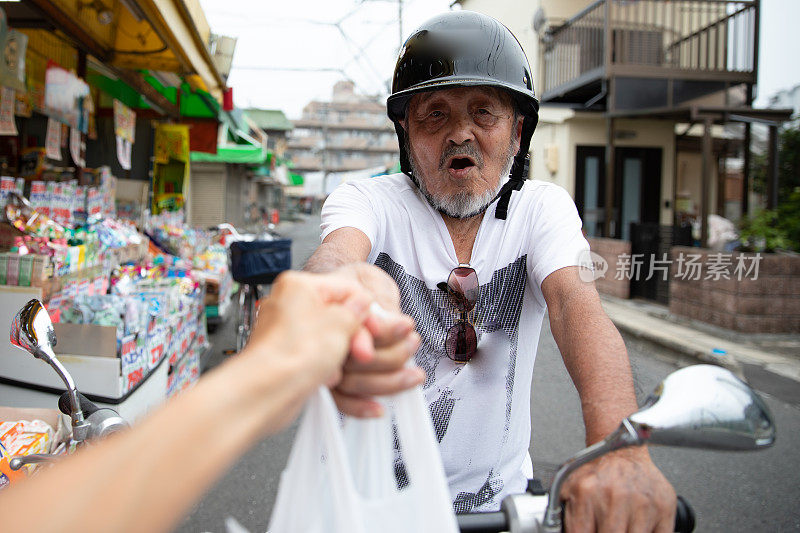 日本老人喜欢骑摩托车